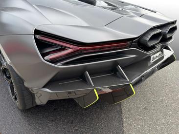 Lamborghini Revuelto — photo 16