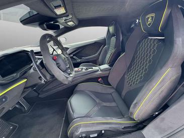 Lamborghini Revuelto — photo 17