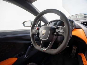 Lamborghini Revuelto — photo 35