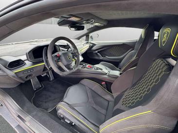 Lamborghini Revuelto — photo 18