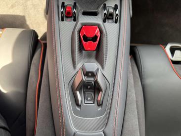 Lamborghini Revuelto — photo 27
