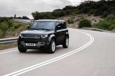 Land Rover Defender 110 X-Dynamic SE P300e — photo 9