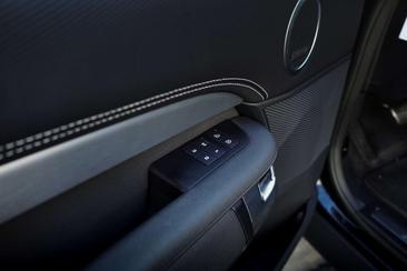 Land Rover Discovery R-Dynamic SE 3.0D D250 — photo 12