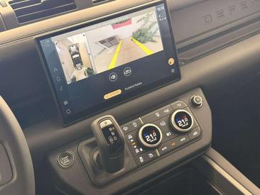 Land Rover Defender 110 X-Dynamic SE 3.0D I6 250 CV AWD Auto — photo 13