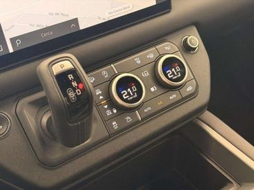 Land Rover Defender 110 X-Dynamic SE 3.0D I6 250 CV AWD Auto — photo 15