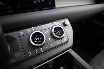 Land Rover Defender 90 X-Dynamic SE D300 — photo 18