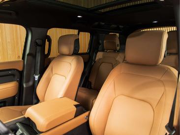 Land Rover Defender 110 X-Dynamic HSE URBAN 2.0 P300e — photo 14