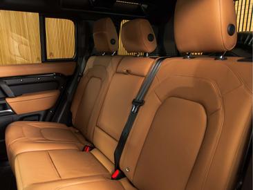 Land Rover Defender 110 X-Dynamic HSE URBAN 2.0 P300e — photo 15