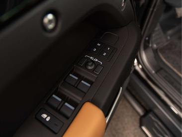 Land Rover Defender 110 X-Dynamic HSE URBAN 2.0 P300e — photo 17