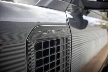 Land Rover Defender 90 X-Dynamic SE D300 — photo 30