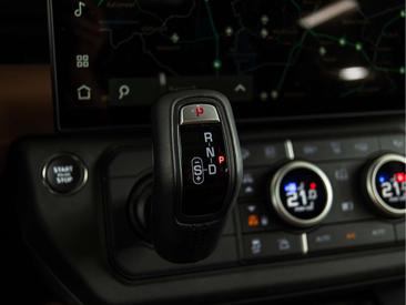 Land Rover Defender 110 X-Dynamic HSE URBAN 2.0 P300e — photo 23