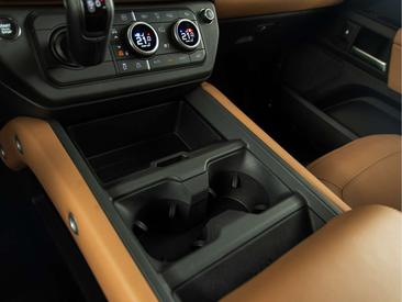 Land Rover Defender 110 X-Dynamic HSE URBAN 2.0 P300e — photo 24