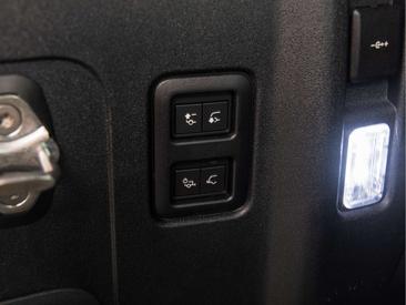 Land Rover Defender 110 X-Dynamic HSE URBAN 2.0 P300e — photo 30