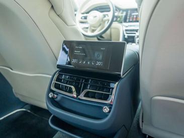Bentley Flying Spur V8 Azure — photo 14