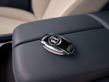 Bentley Bentayga V8 Mulliner — photo 11