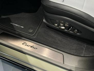 Porsche Cayenne E4 Turbo Electric — photo 22