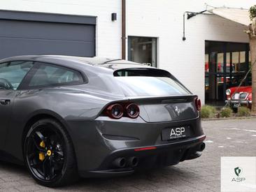 Ferrari GTC4Lusso — photo 5