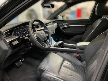 Audi Q8 E-tron Advanced 55 E-tron — photo 8