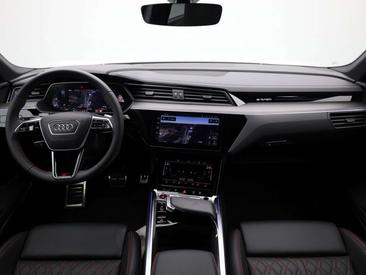 Audi SQ8 — photo 11