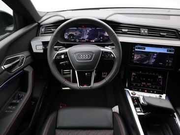 Audi SQ8 — photo 14