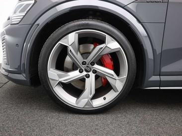Audi SQ8 — photo 15