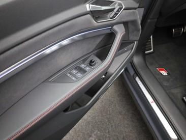 Audi SQ8 — photo 18