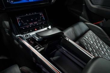 Audi Q8 E-tron Competition 55 — photo 33