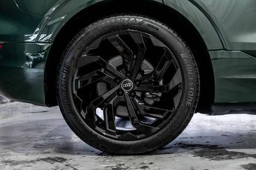 Audi Q8 E-tron Competition 55 — photo 50