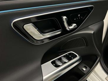 Mercedes Classe E 300 Night Edition — photo 12