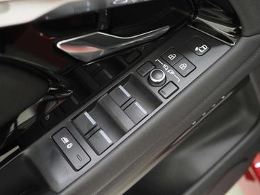 Land Rover Range Rover Evoque P300e AWD SE — photo 18