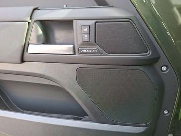 Land Rover Defender 90 D200 X-Dynamic SE Luftfederung Stand Vert — photo 7