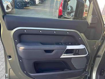Land Rover Defender 2.0 TD Sd4 KAT ACC AHK PANO STHZ Vert — photo 17