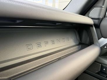 Land Rover Defender 90 D250 X-Dynamic SE — photo 17