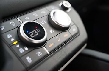 Land Rover Defender 110 X-Dynamic SE D200 — photo 12