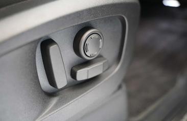 Land Rover Defender 110 X-Dynamic SE D200 — photo 14