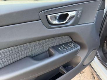 Volvo XC60 B5 Core — photo 15
