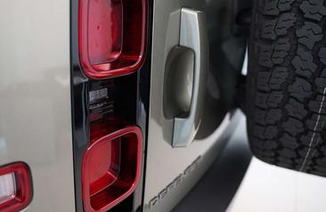 Land Rover Defender 110 X-Dynamic SE D200 — photo 19