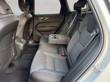 Volvo XC60 B5 Core — photo 16
