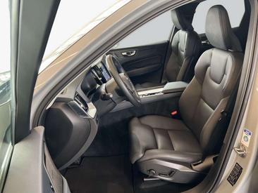 Volvo XC60 B5 — photo 8
