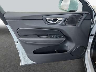 Volvo XC60 B5 — photo 17