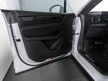 Porsche Macan Turbo — photo 9