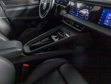 Porsche Macan Turbo — photo 10