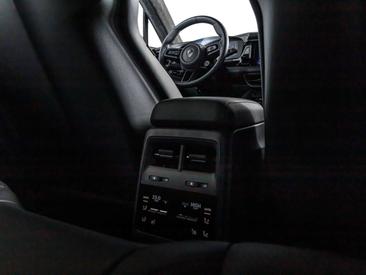 Porsche Macan Turbo — photo 14