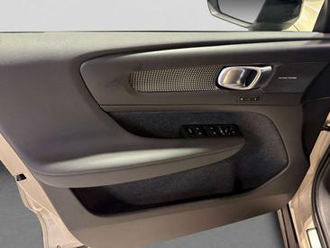 Volvo XC40 B4 Plus — photo 10