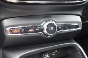 Volvo XC40 B4 Plus — photo 33