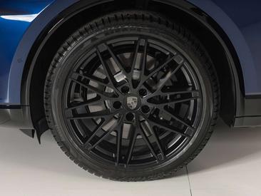 Porsche Macan Turbo — photo 9