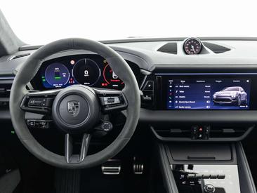 Porsche Macan Turbo — photo 11