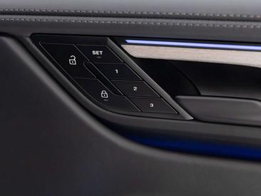 Porsche Macan Turbo — photo 17