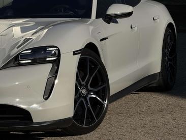 Porsche Taycan — photo 17