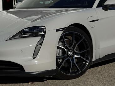 Porsche Taycan — photo 18